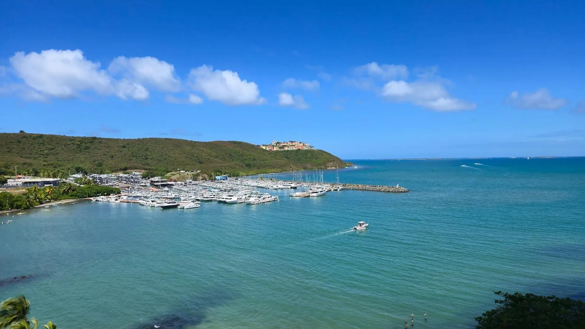 Spacious Waterfront Apartment, Great Views & More! Fajardo Apartment